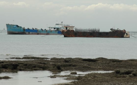 BARCOS ANCLADOS  IMAGENES FOTOS CAMION CISTERNA